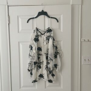 New with tags ALICE + OLIVIA
Floral Print V-Neck Blouse
Size: S